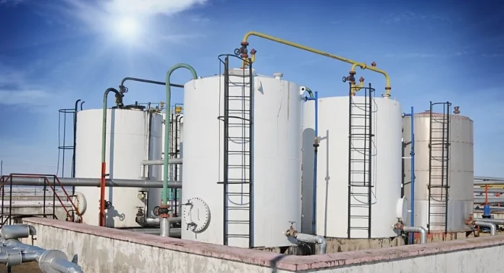 عازل للخزان