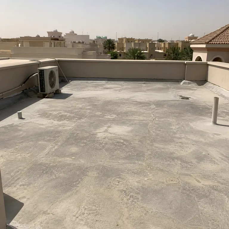 سطح قبل تنفيذ أعمال العزل بالرياض